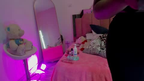 L O V E  online show from March 5, 11:49 am