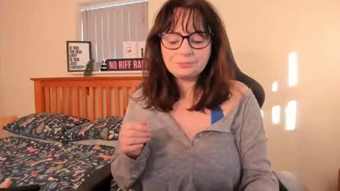 Snapshot of luciewintersuk chatting on January 2, 12:13 pm Lucie Winters online show from January 2, 12:13 pm