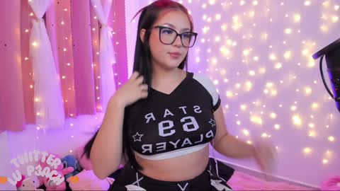 Snapshot of lucyy_peach chatting on February 5, 4:37 am LUCYY FROM HOME  online show from February 5, 4:37 am