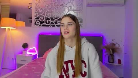 LuisaClover online show from December 3, 6:32 pm