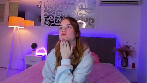 LuisaClover online show from December 1, 6:10 pm