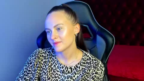 lumerisoren online show from June 3, 2:33 pm