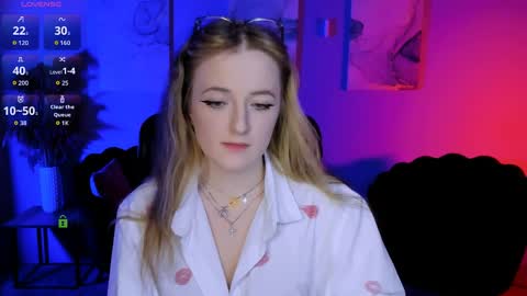 luna_berryy online show from April 8, 8:22 pm