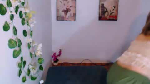 queen lux online show from December 5, 5:07 am