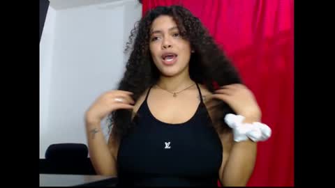 Snapshot of lylii_evans chatting on February 23, 3:39 am lylii_evans online show from February 23, 3:39 am