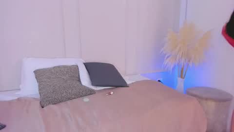 Maria Pettit online show from November 18, 11:55 am