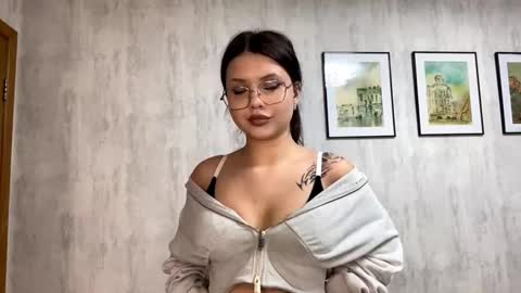 Mia online show from February 13, 7:54 am