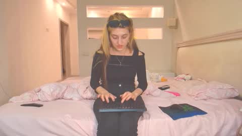 marya442004 online show from October 25, 8:15 pm