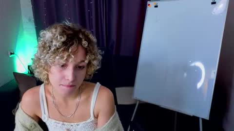 Snapshot of marywahlberg chatting on October 22, 5:45 am Mary online show from October 22, 5:45 am