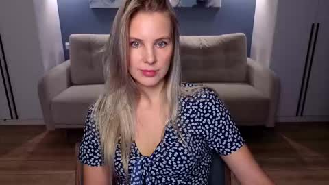 Melanie Bennett online show from November 17, 8:37 am