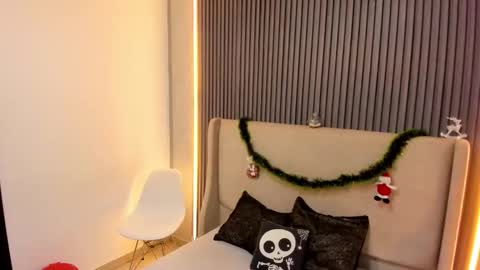 MelanieRoah online show from December 22, 7:50 pm