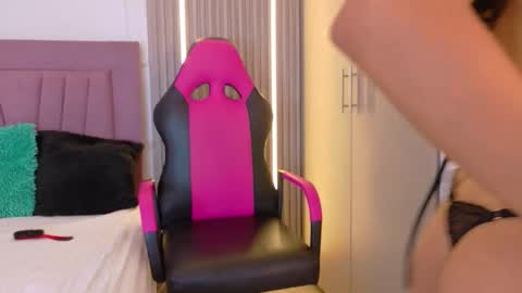 meli_peach online show from October 27, 7:41 pm