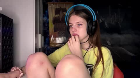 Hi Im Aria 18 years old online show from November 9, 1:07 pm