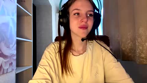 Hi Im Aria 18 years old online show from October 3, 2:22 pm