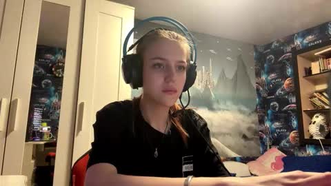 Hi Im Aria 18 years old online show from October 10, 12:32 pm