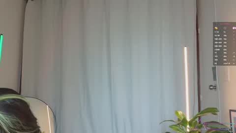 Snapshot of menasaurio_ chatting on February 20, 6:24 pm Mena  Help me reach 700 thumbs up online show from February 20, 6:24 pm