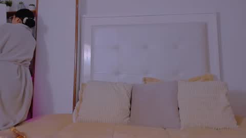 Sarah Luna online show from March 4, 12:33 pm