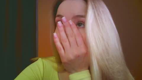 Mia online show from December 6, 8:48 am