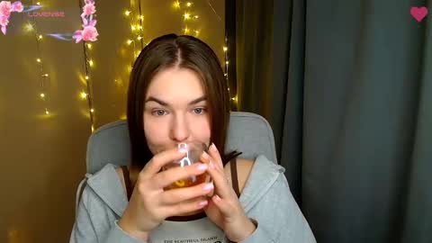 mia_lemm online show from November 25, 9:00 am