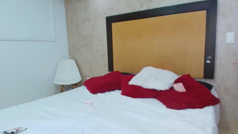 MIALOPEZ      .     Y      .      online show from September 19, 7:02 pm