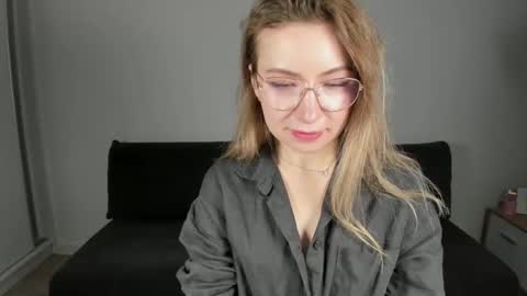 Mia online show from December 21, 2:32 pm