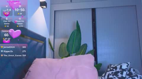 Mia online show from October 19, 5:37 pm