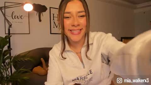 Mia online show from November 14, 8:20 pm