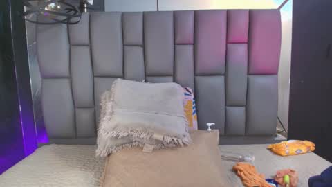 Mia online show from November 4, 12:10 pm