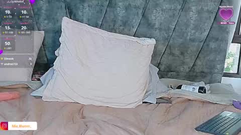 miablumm_ online show from November 26, 1:01 pm