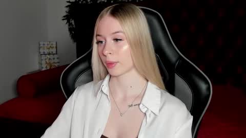 Mia online show from December 15, 5:40 pm