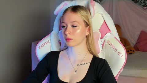 Mia online show from December 16, 6:25 pm