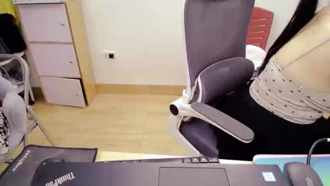 Mia online show from November 19, 11:43 am