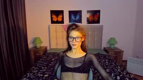 Mia online show from December 16, 7:00 pm