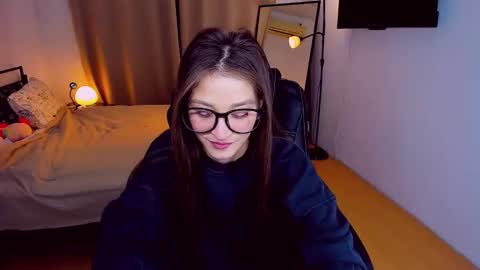 Mia online show from February 14, 6:19 pm