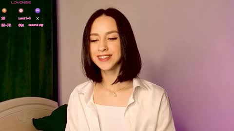 Mia online show from December 4, 7:43 am