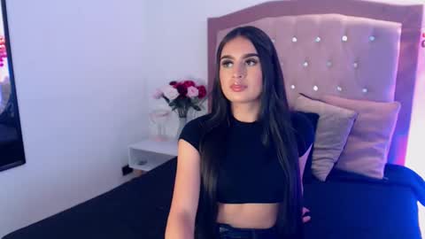 Mia online show from December 5, 8:32 pm