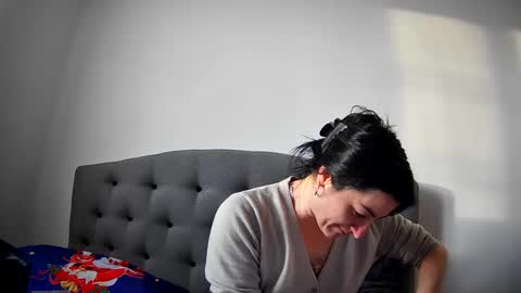 Mikyloveu online show from December 18, 1:45 pm