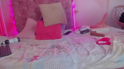 mila_grace_ online show from February 4, 7:06 pm