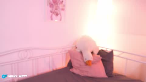 milky_0 online show from November 23, 3:09 am