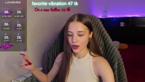 Snapshot of milyamess chatting on October 19, 7:38 pm Emily online show from October 19, 7:38 pm