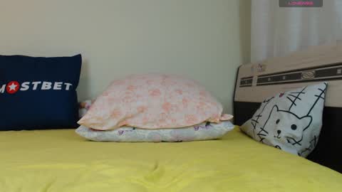 mira_one_ online show from December 5, 2:11 pm