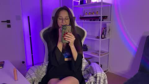 misslalii online show from October 15, 6:10 pm