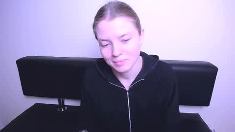 Snapshot of missoliviaa_ chatting on February 4, 9:49 am Olivia online show from February 4, 9:49 am