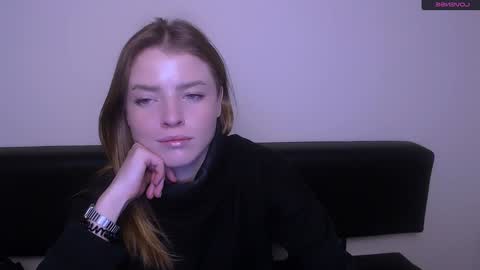 Snapshot of missoliviaa_ chatting on December 13, 11:02 am Olivia online show from December 13, 11:02 am