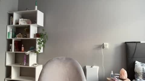 Amelia online show from October 13, 1:25 pm