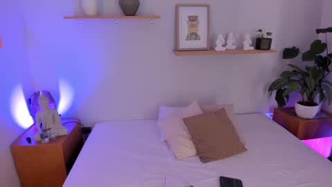 M o L l i E  online show from March 6, 11:58 am