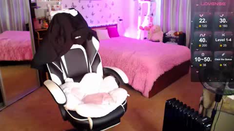 Molly Prvt is open online show from September 13, 8:11 am