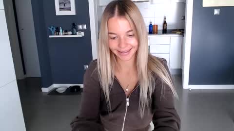 Molly online show from December 10, 1:33 pm