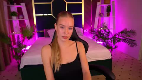 mollyymayy online show from December 3, 9:00 am