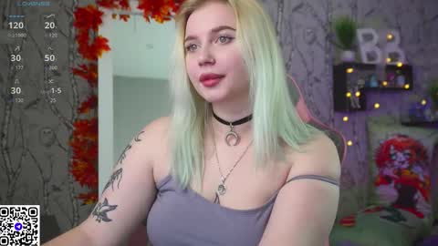 Snapshot of moon_valkyriie chatting on October 23, 9:48 am Emilia online show from October 23, 9:48 am